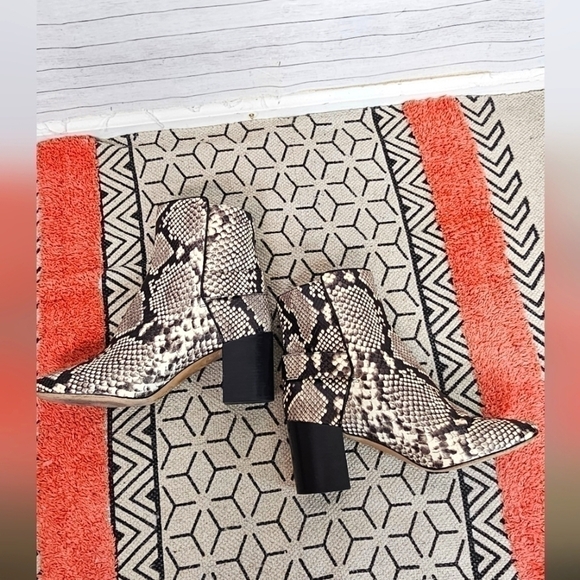 TORY BURCH "KIRA" SNAKESKIN PRINT LEATHER BOOTIES, SZ 10 - Picture 10 of 14
